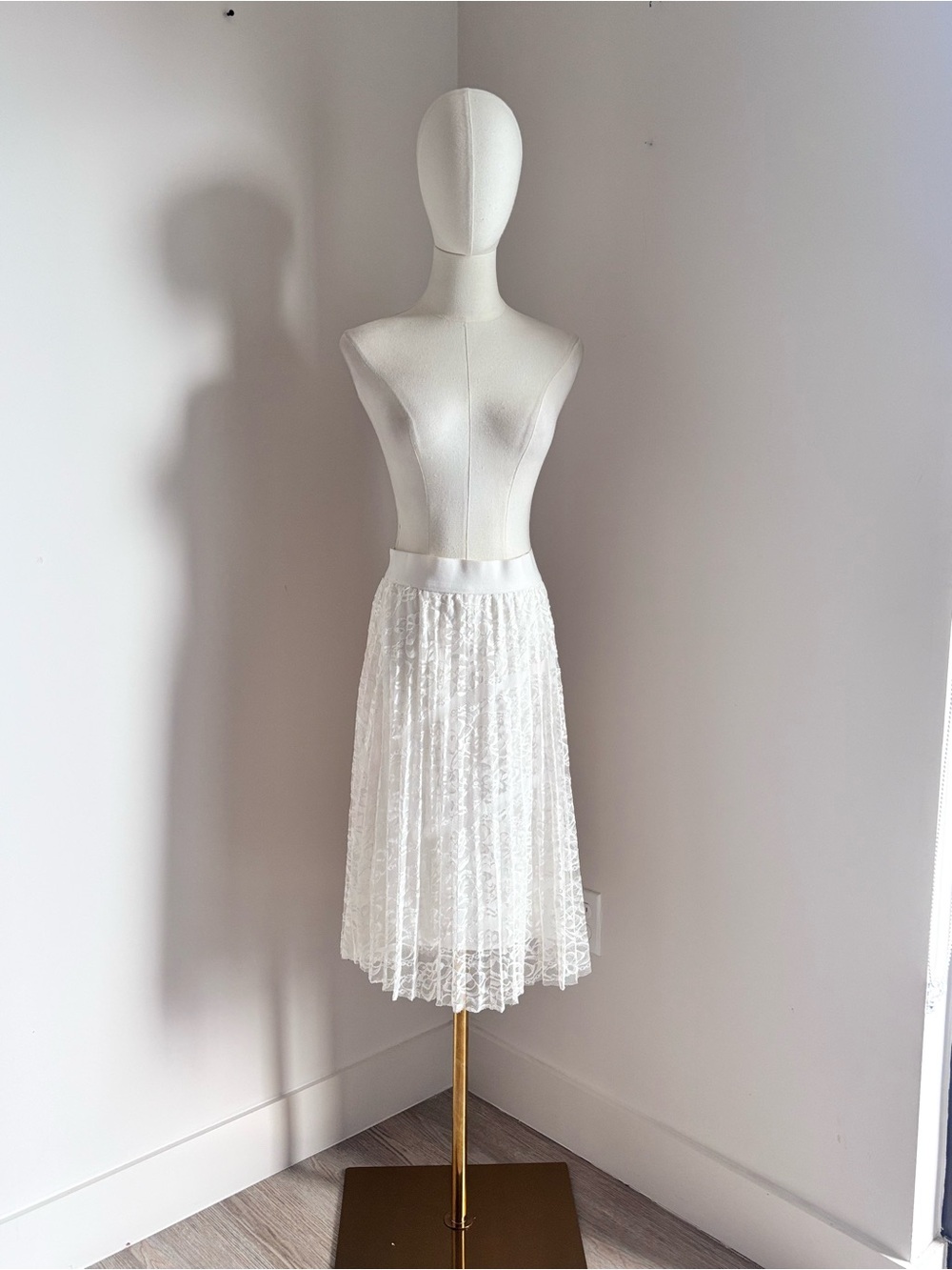 Metro Wear White Lace Pleated Midi Skirt